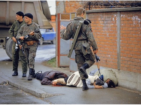 Bojan Golubović šutira i ubija bošnjačke civile u Bijeljini 31. marta 1992. godine (Foto: Ron Haviv)