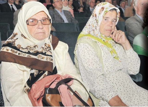Hava Tatarević (lijevo) i Nijaza Beganović: Godinama tragala za kostima djece i muža