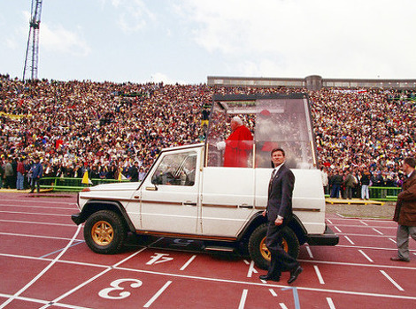 Papa Ivan Pavao II. pred 40.000 građana BiH na stadionu Koševo 1997. godine (Foto: AFP)
