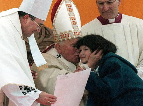 Papa na stadionu Koševo ljubi djevojčicu koja mu je donijela poklon (Foto: AFP)