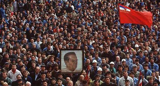 Demonstracije ispred Skupštine RBiH prije pucnjave snajperista (Foto: Ron Haviv)