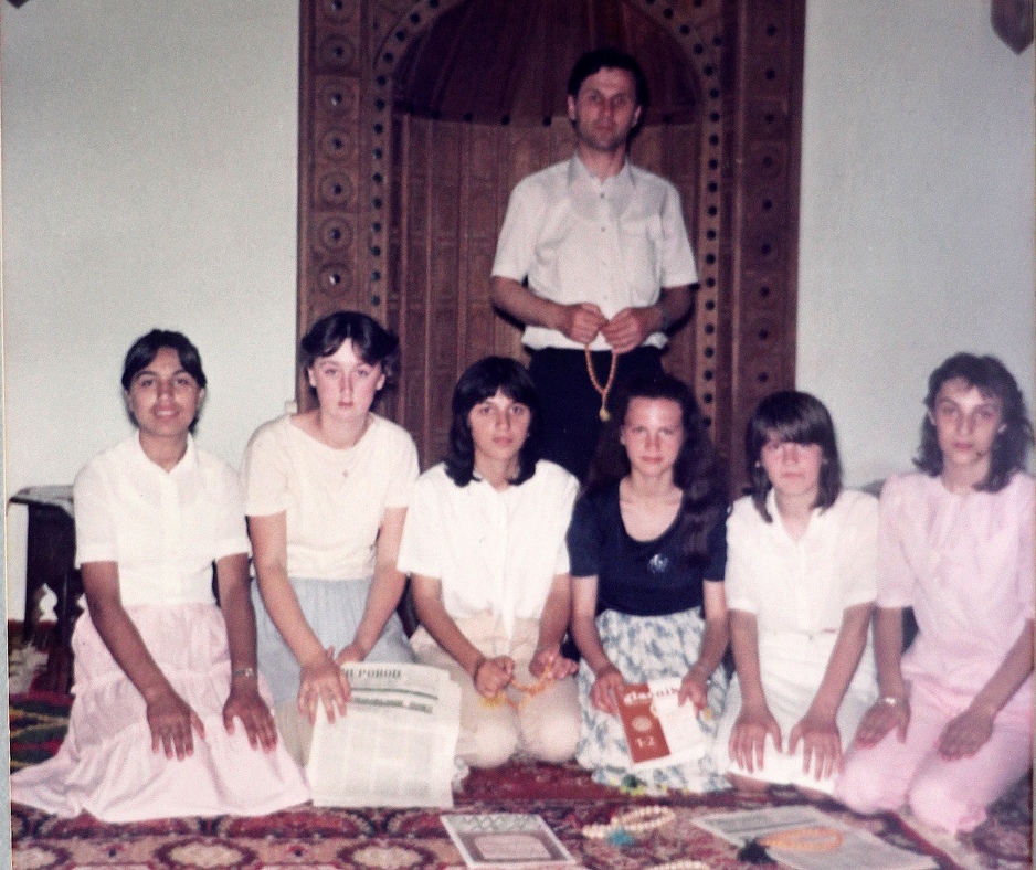 Suada Dilberović (treća s desna) sa drugim učenicama i mualimom Jukićem u mektebu u Dubrovniku, 1984.