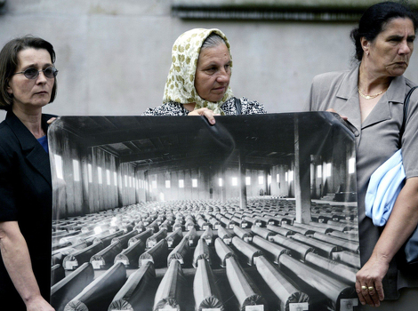 Srebreničke majke na protestima u Hagu (Foto: AFP)