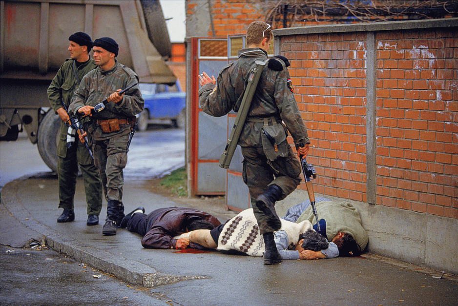 Arkanovi Tigrovi ubijaju Bošnjake u Bijeljini (Foto: Ron Haviv)