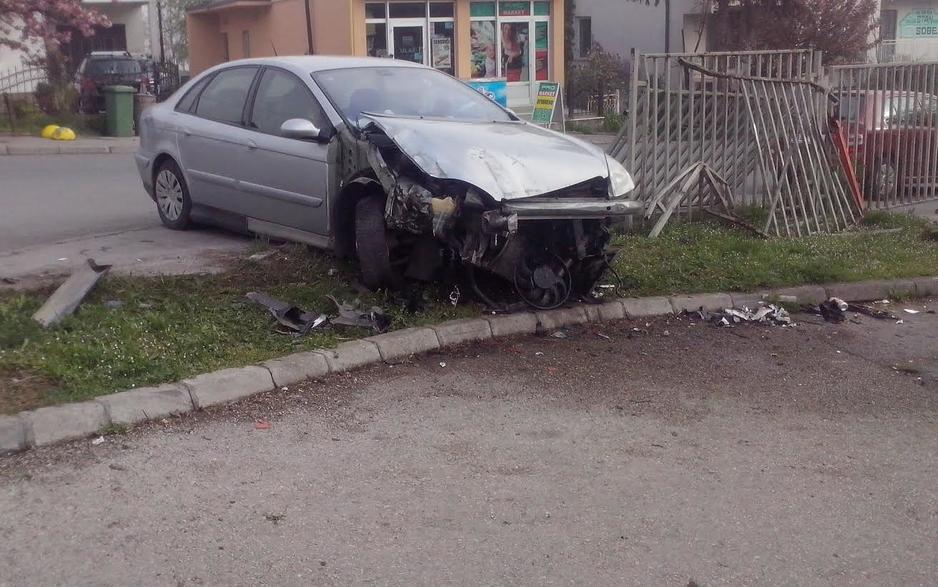 Tuzla: Na vozilu pričinjena velika materijalna šteta (Foto: D. Zabuš/Klix.ba)