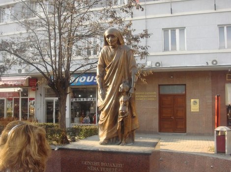 Spomenik Majke Tereze u Prištini