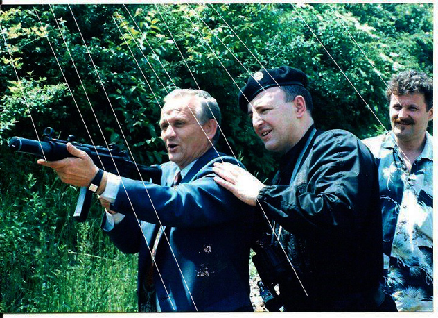 Osobe na fotografiji se svjetlosno poklapaju