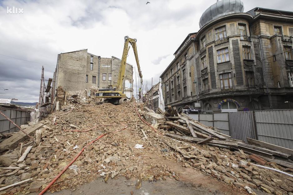 Na mjestu hotela ostao građevinski materijal (Foto: Edin Hadžihasić/Klix.ba)