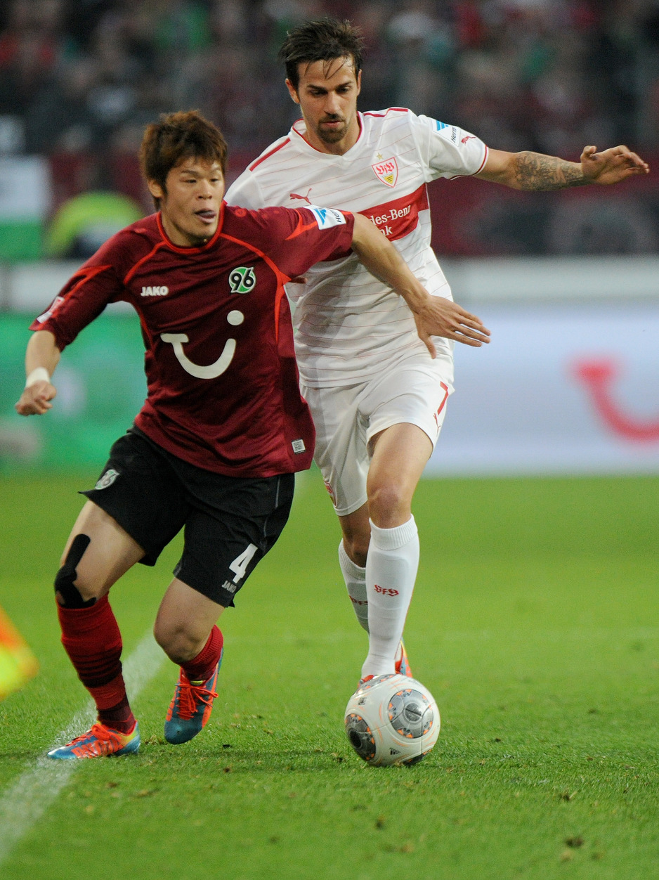 Stuttgartov Martin Harnik i Hannoverov Hiroki Sakai u duelu (Foto: EPA)
