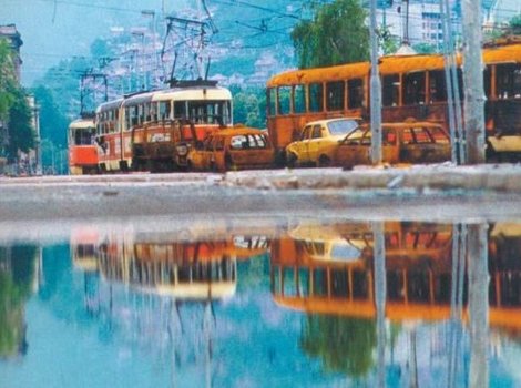 Uništeni tramvaji na Skenderiji (Foto: Oslobođenje)