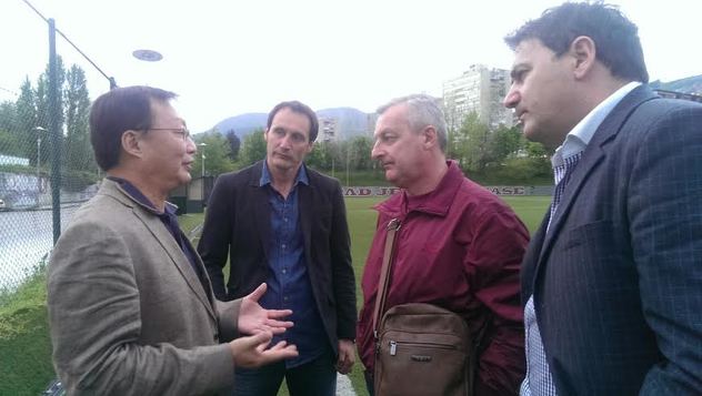 Kwong razgovara sa rukovodstvom Bordo tima