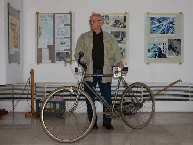 Irfan Selman s biciklom koji je poklonio Historijskom muzeju BiH (Foto: Historijski muzej BiH)