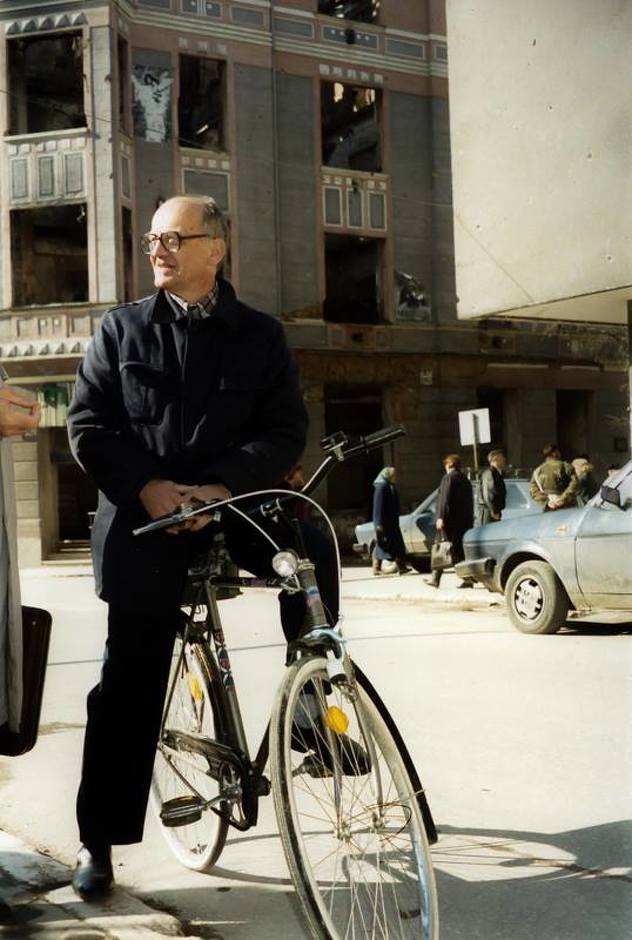 Selman 1995. godine u ulici Kralja Tomislava () (Foto: Historijski muzej BiH)