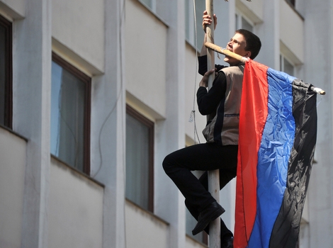 Proruski aktivist postavlja zastavu Narodne Republike Donjeck na zgradu Gradskog vijeća u Mariupolu (Foto: AFP)