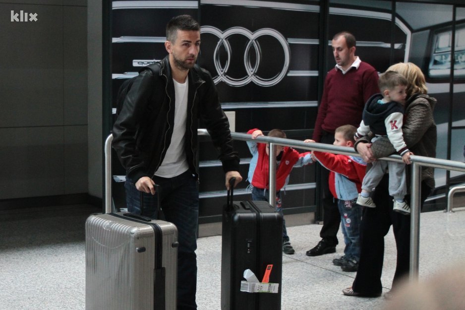 Vedad Ibišević po dolasku na Sarajevski aerodrom (Foto: Feđa Krvavac/Klix.ba)