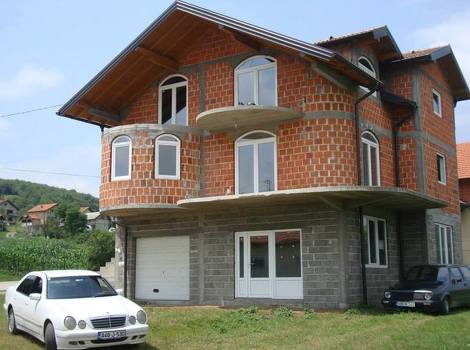 Kuća koja se nalazi uz cestu Tuzla-Srebrenik