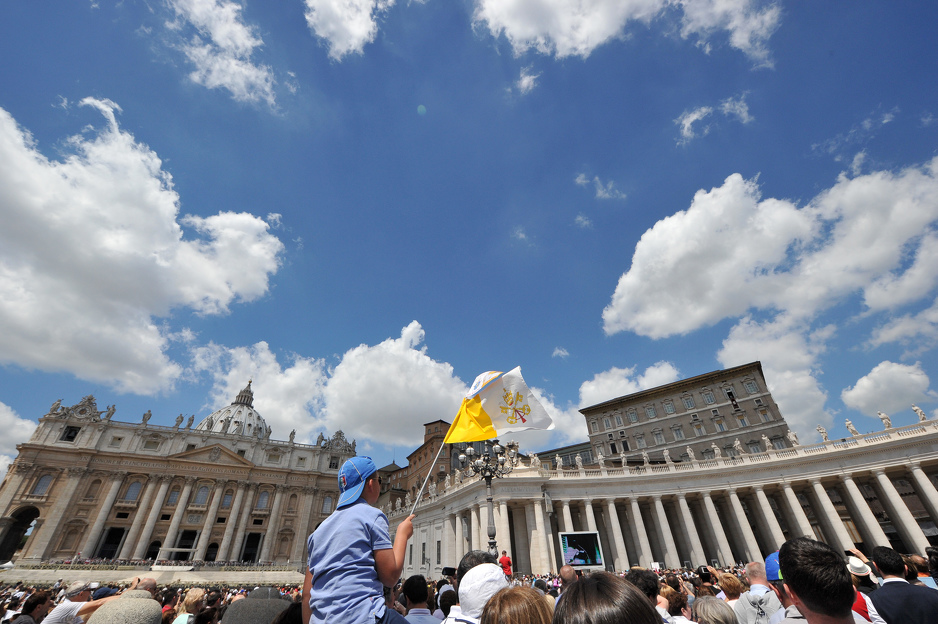 Vjernici na Trgu svetog Petra (Foto: AFP)