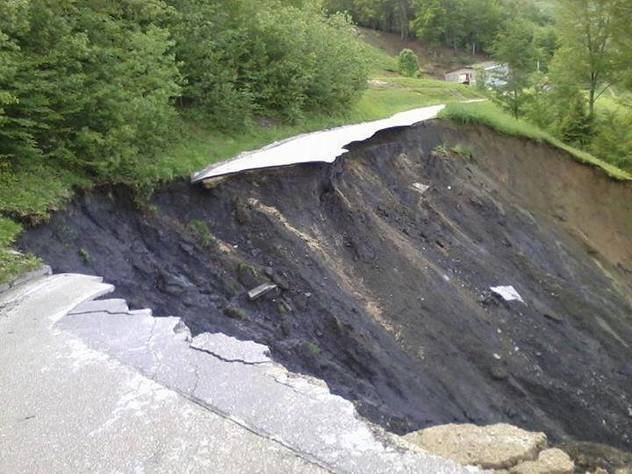 Klizište u selu Bistrica (Foto. Čitatelj/Klix.ba)