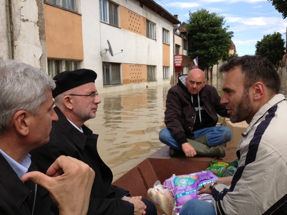 Muftija Fazlović tokom obilaska poplavljenih područja