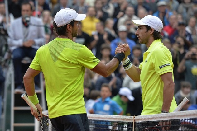 Fernando Verdasco (lijevo) se rukuje sa Pablom Cuevasom (Foto: AFP)
