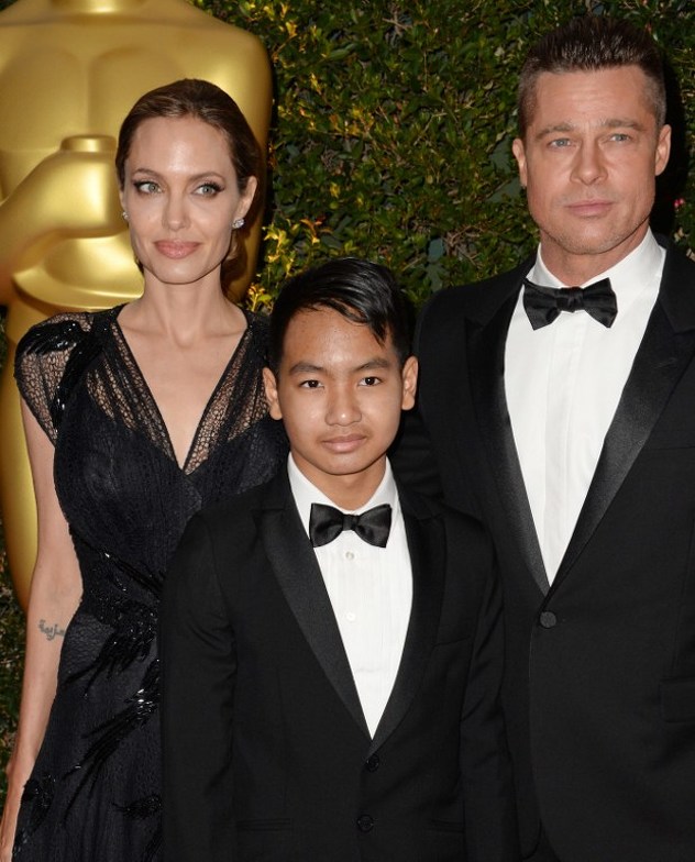 Angelina Jolie i Brad Pitt sa sinom Maddoxom (Foto: AFP)