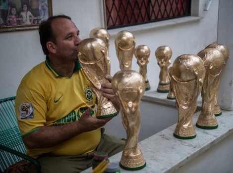 Navijač Brazila ljubi repliku pehara Svjetskog kupa (Foto: AFP)