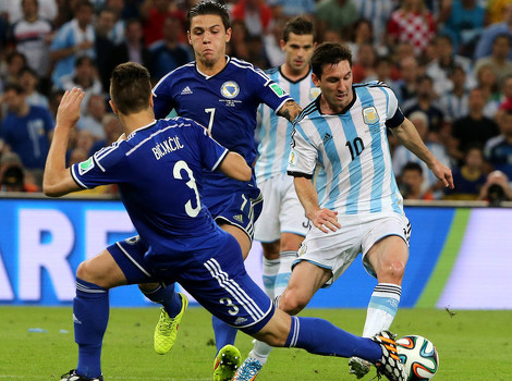Messi u duelu sa Bičakčićem i Bešićem (Foto: EPA)