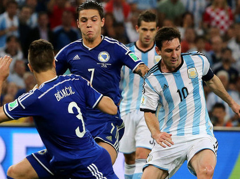 Messi u duelu sa Bičakčićem i Bešićem (Foto: EPA)