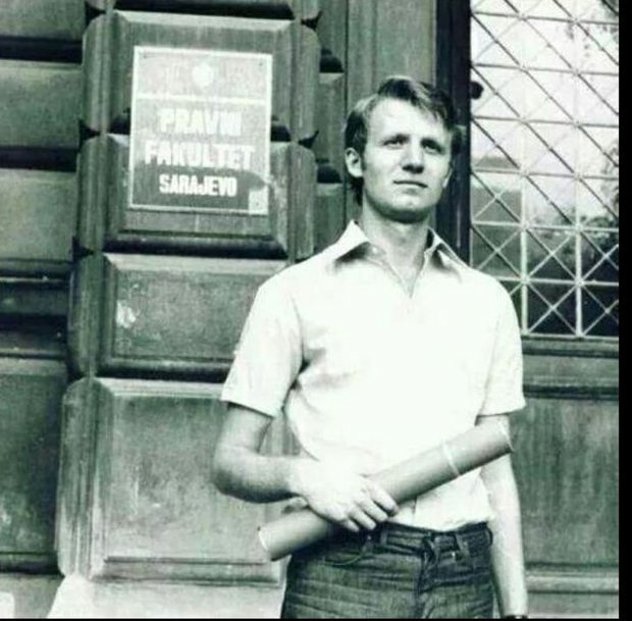 Šešelj ispred Pravnog fakulteta u Sarajevu 1976. godine