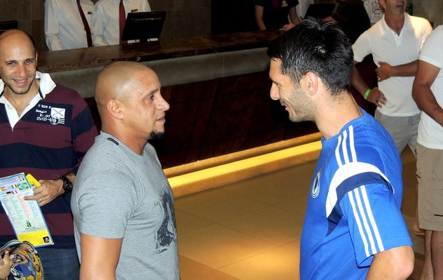 Roberto Carlos i Emir Spahić (Foto: globo.com)