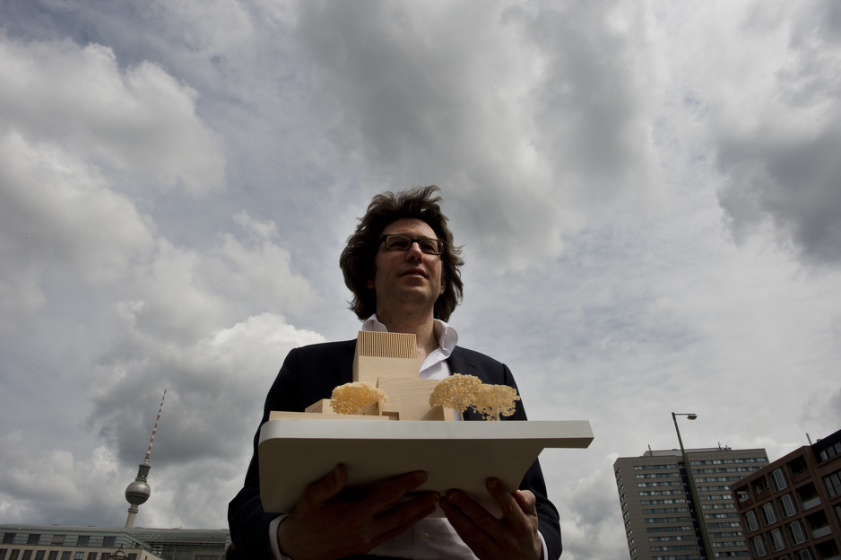 Arhitekta Wilfried Kuehn s projektom (Foto: AFP)