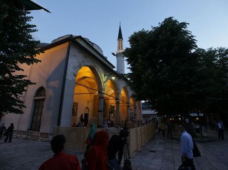 Begova džamija u Sarajevu večeras (Foto: Edin Hadžihasić/Klix.ba)