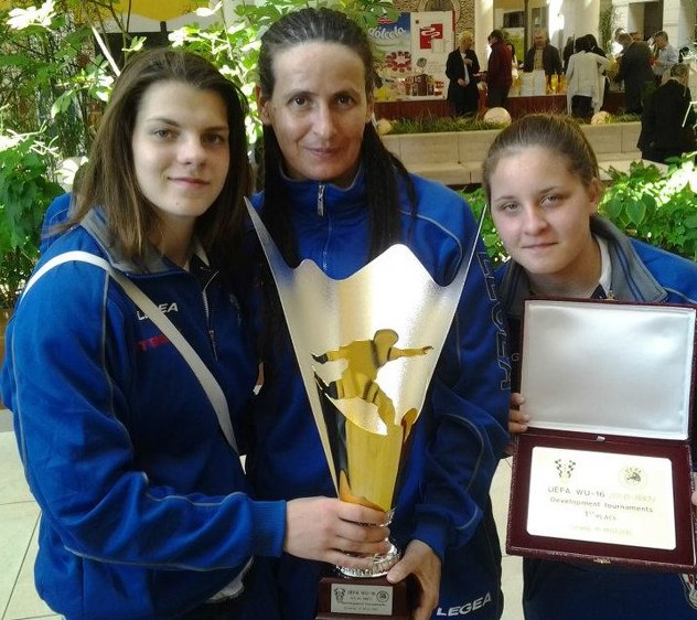 Sabina Pehić s članicama škole