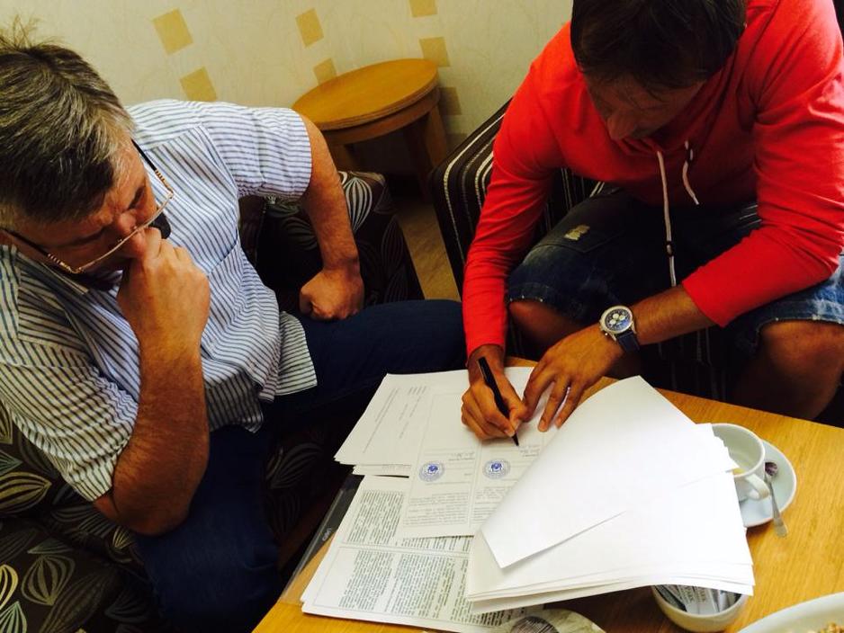 Samir Bekrić potpisuje ugovor