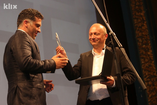 Mirsad Purivatra uručuje Srce Sarajeva Danisu Tanovića (Foto: Davorin Sekulić/Klix.ba)