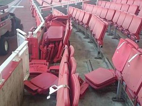 Navijači Galatasaraya uništavali stolice na Emiratesu