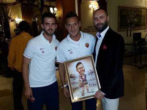 Junuzović uručuje poklon Tottiju