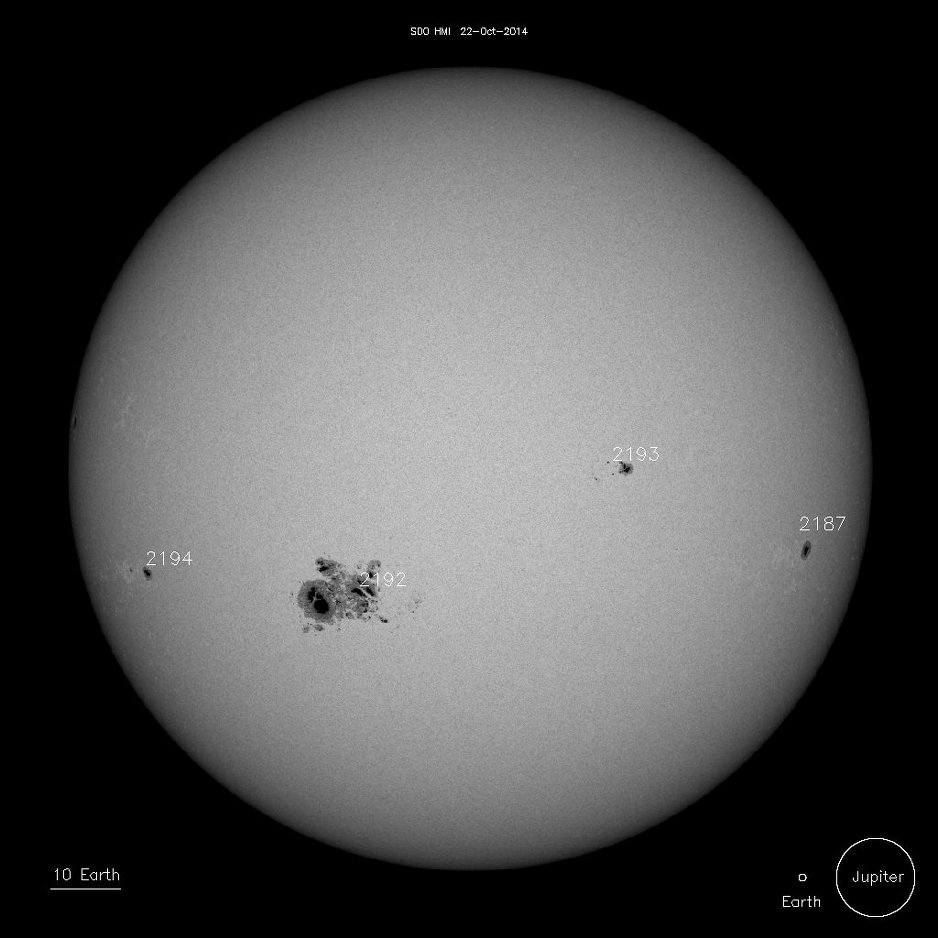 Sunce u vidljivoj svjetlosti sa velikom grupom pjega (Letjelica SOHO američke NASA-e)