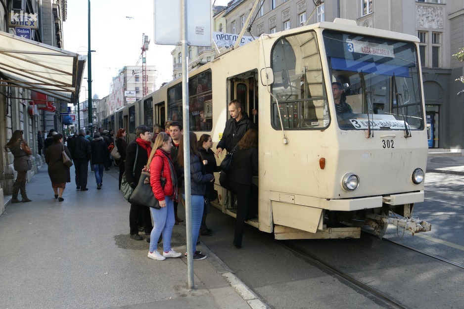 Sporna fotografija na kojoj Mirza Ganić u crnoj jakni izlazi iz tramvaja (Foto: Klix.ba)