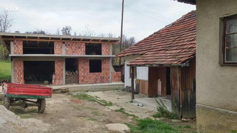 Kuća u kojoj je živio ubijeni dječak s porodicom (desno) (Foto: Elmedin Mehić/Klix.ba)