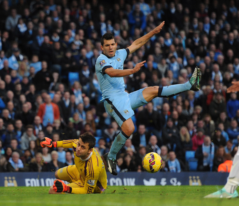 Lukasz Fabianski i Sergio Aguero (Foto: EPA)