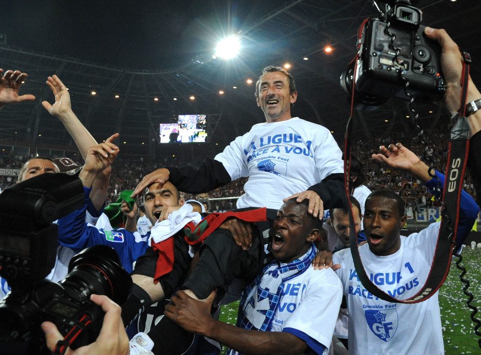Na ramenima igrača Grenoblea (Foto: AFP)