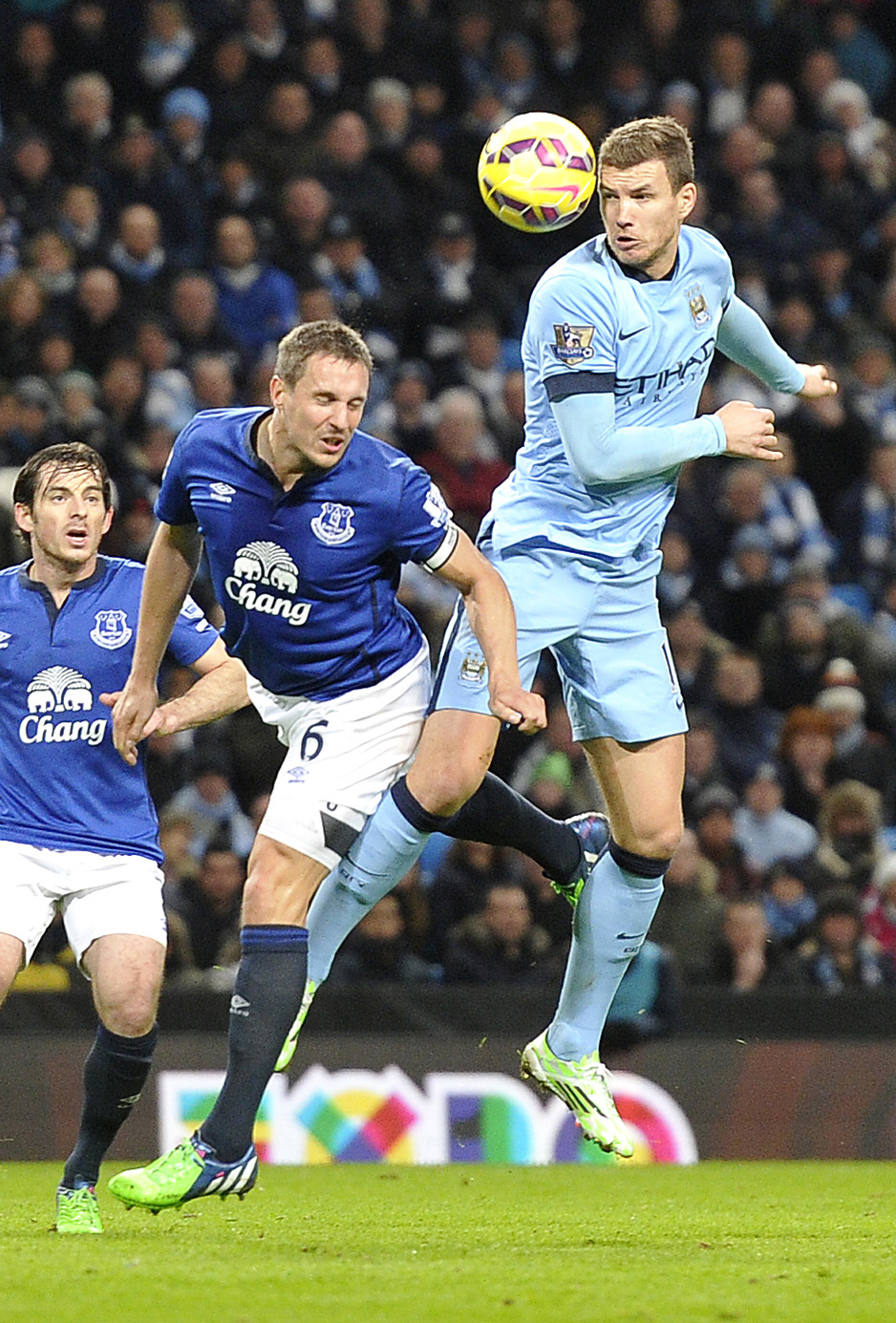 Edin Džeko u duelu (Foto: EPA)