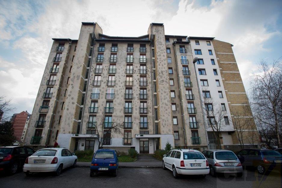 Damir Mašić ima stan u Sarajevu, udaljen nekoliko kilometara od kancelarije Federalnog ministarstva obrazovanja i nauke. Iako je službeno sjedište Ministarstva u Mostaru, Mašić najviše vremena provodi u sarajevskoj kancelariji (Foto: CIN)