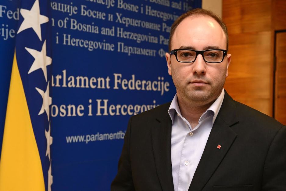 Ministar obrazovanja i nauke FBiH Damir Mašić je postavljen za predsjedavajućeg Komisije za rješavanje statusnih pitanja članova federalne Vlade. Ova Komisija je odobrila Mašiću isplatu 25.000 KM za smještaj i odvojeni život od porodice (Foto: CIN)