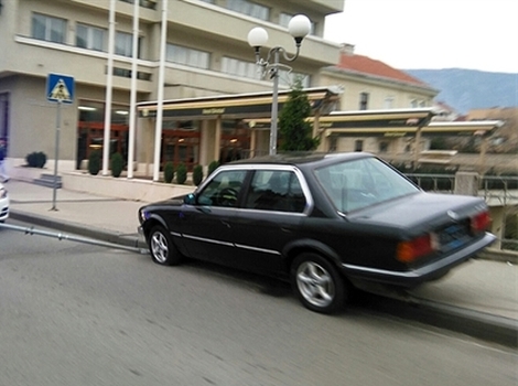 Automobil koji je pokosio pješaka (Foto: Bljesak.info)