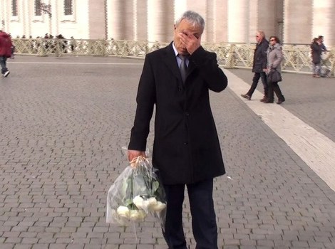Atentator na papu Ivana Pavla II posjetio njegov grob i položio cvijeće