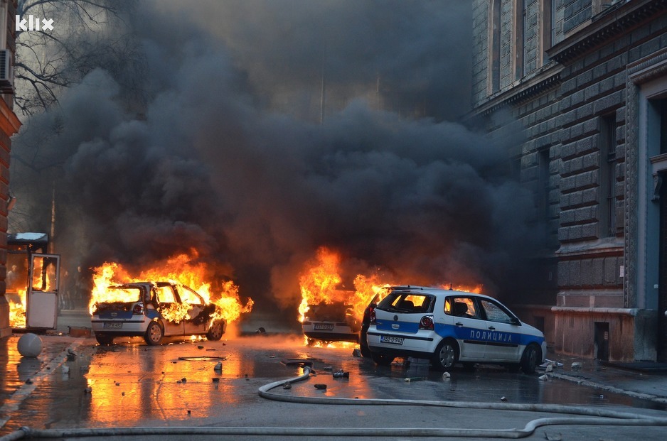 Policijski automobili i Predsjedništvo BiH u plamenu (Foto: Edin Hadžihasić/Klix.ba)