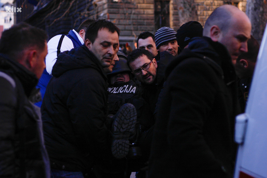Građani pomažu povrijeđenom policajcu (Foto: Edin Hadžihasić/Klix.ba)