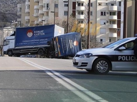 Bura prevrnula kamion u Mostaru